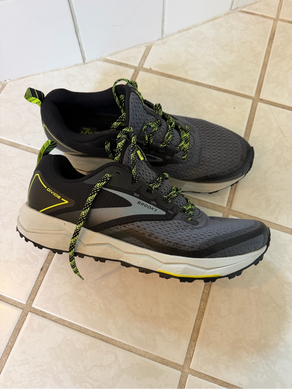 Brooks Divide 2 Men's Athletic Trail Shoes in Gray and Neon Yellow